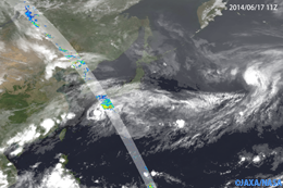 静止気象衛星「ひまわり」の雲画像に、DPRによる地表面降水量観測を重ねたもの