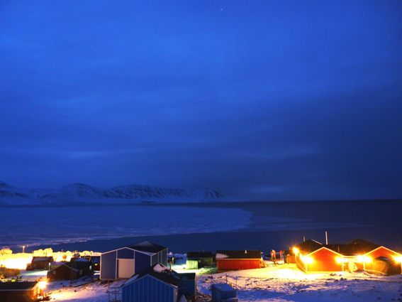 グリーンランド北西部シオラパルク村から見た海の状況、写真左側の白い部分は海氷、右側の黒い部分は海が見えている（北極探検家　山崎哲秀氏撮影、2016年11月22日）