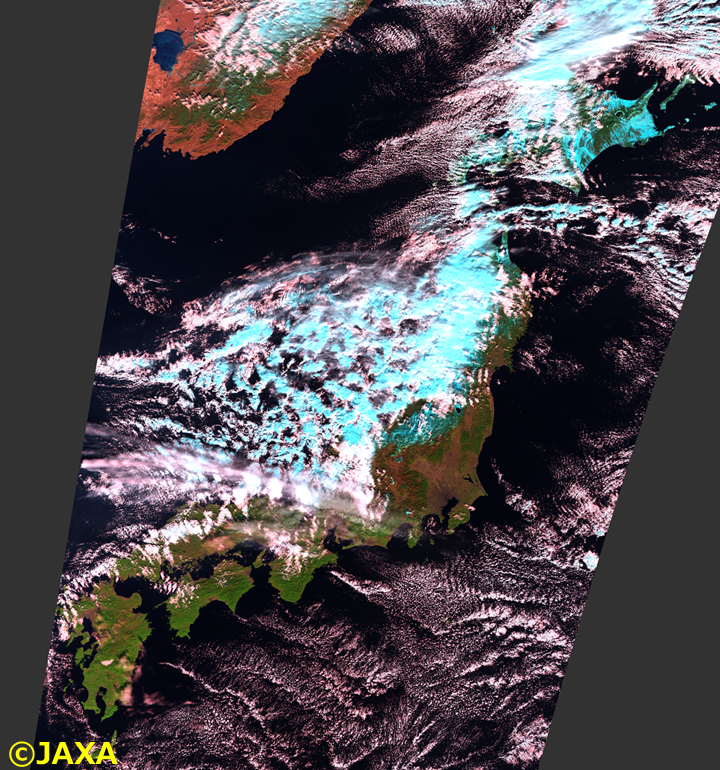 「しきさい」が2018年12月19日に捉えた日本列島（SGLIのSW3（波長1630nm）、VN11（868.5nm）、VN8（673.5nm）を赤、緑、青に割り当てて作成したRGB合成画像で、水雲が白色、氷雲・積雪が水色、植生が緑色、裸地が茶色、水面が黒色に写っている）。