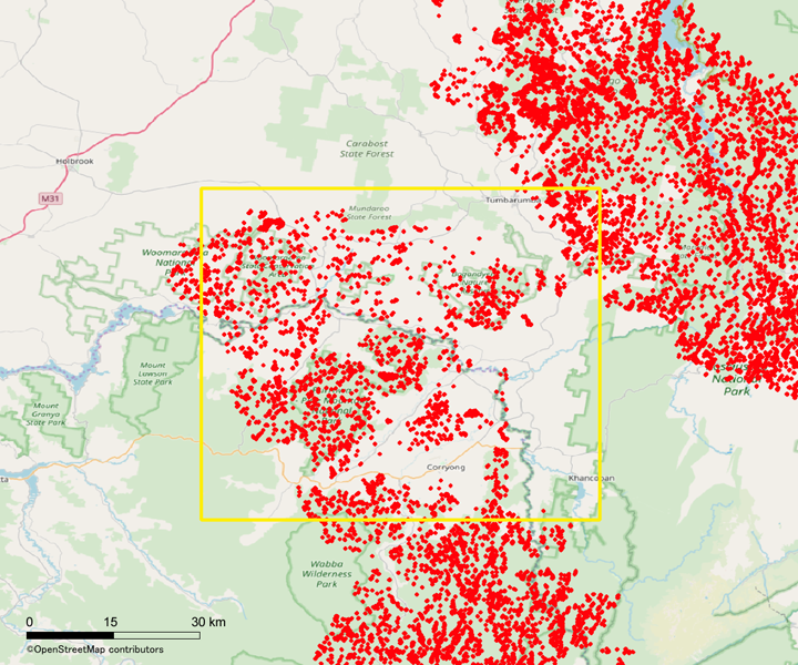 解析範囲全体における森林面積減少域の検出結果を赤プロットで示す。黄色枠は図10の拡大画像の範囲を表す。